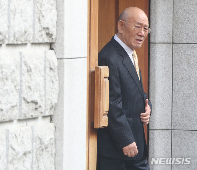 【서울=뉴시스】김병문 수습기자 =전두환 전 대통령이 광주지방법원에서 열리는 고 조비오 신부에 대한 사자명예훼손 혐의 관련 재판 출석을 위해 11일 오전 서울 서대문구 자택을 나서고 있다. 2019.03.11.  dadazon@newsis.com