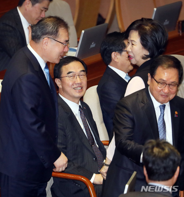 【서울=뉴시스】박영태 기자 = 11일 오전 서울 영등포구 여의도 국회 본회의장에서 열린 제367회 국회(임시회) 제2차 본회의에서 이개호 농림축산식품부 장관, 조명균 통일부 장관이 손혜원 의원과 이야기를 나누고 있다. 2019.03.11.since1999@newsis.com