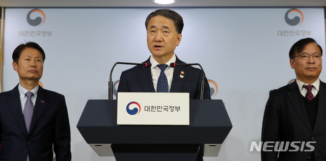 【서울=뉴시스】박주성 기자 = 박능후 보건복지부 장관이 11일 오전 서울 세종로 정부서울청사 브리핑룸에서 2019 보건복지부 업무계획을 발표하고 있다. 2019.03.11. park7691@newsis.com