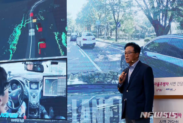 【서울=뉴시스】고승민 기자 = 11일 오전 서울 한양대학교에서 열린 '한양대-LG유플러스 세계최초 5G 자율주행차 공개 시연 기자간담회'에서 선우명호 한양대 ACE Lab 교수가 5G 기반 자율주행차 'A1'의 기술 등을 설명하고 있다. 앞선 자율주행기술을 연구중인 한양대학교 ACE Lab과 5세대 이동통신망을 보유한 LG유플러스는 앞으로도 지속적인 공동연구를 추진할 계획이다. 2019.03.11. kkssmm99@newsis.com