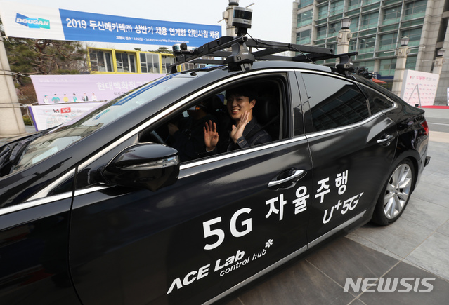 【서울=뉴시스】고승민 기자 = 11일 오전 서울 한양대학교에서 열린 '한양대-LG유플러스 세계최초 5G 자율주행차 공개 시연 기자간담회'에서 5G 기반 자율주행차 'A1'이 시범운행을 하고 있다. 앞선 자율주행기술을 연구중인 한양대학교 ACE Lab과 5세대 이동통신망을 보유한 LG유플러스는 앞으로도 지속적인 공동연구를 추진할 계획이다. 2019.03.11. kkssmm99@newsis.com