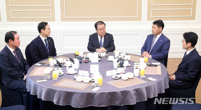【서울=뉴시스】홍효식 기자 = 11일 서울 여의도 국회 본청 귀빈식당에서 열린 국회의장-원내대표 오찬 간담회에서 문희상 의장과 원내대표들이 이야기를 나누고 있다. 왼쪽부터 민주평화당 장병완, 더불어민주당 홍영표 원내대표, 문희상 국회의장, 바른미래당 김관영, 정의당 윤소하 원내대표.&nbsp; 이날 자유한국당 나경원 원내대표는 지방 일정으로 불참했다. 2019.03.11.&nbsp; yesphoto@newsis.com