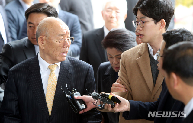 【광주=뉴시스】류형근 기자 = 고(故) 조비오 신부 사자명예훼손 혐의를 받고 있는 전두환씨의 재판이 11일 오후 광주 동구 광주지방법원에서 열리는 가운데 전 씨가 재판을 받기 위해 법정에 들어서기 앞서 취재진의 질문을 받고 있다. 전씨는 5·18 관련 질문에 "왜이래"라며 화를 낸 뒤 법원으로 들어갔다. 2019.03.11.  hgryu77@newsis.com