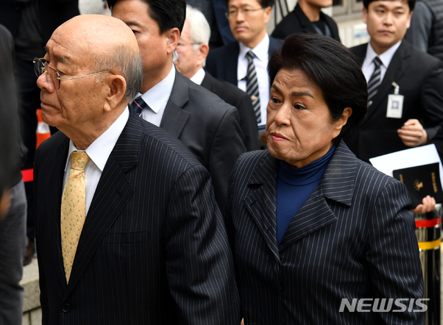 【광주=뉴시스】류형근 기자 = 고(故) 조비오 신부 사자명예훼손 혐의를 받고 있는 전두환씨의 재판이 11일 오후 광주 동구 광주지방법원에서 열리는 가운데 전 씨가 재판을 받기 위해 법정에 들어서고 있다. 부인 이순자씨도 동행했다. 2019.03.11.&nbsp; hgryu77@newsis.com