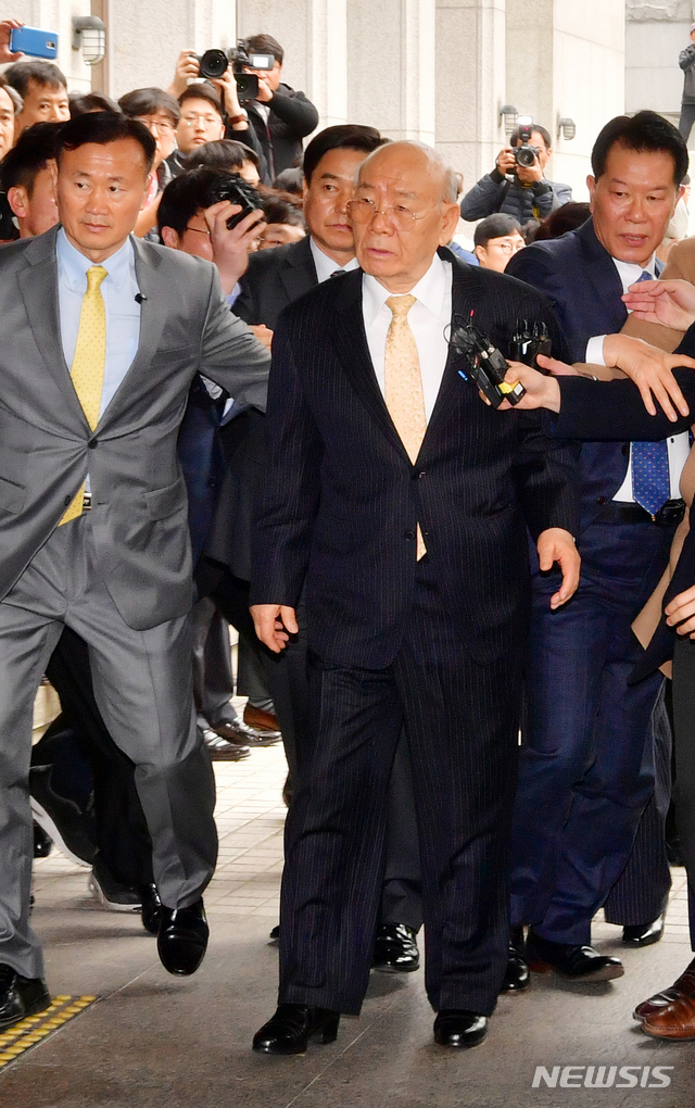 【광주=뉴시스】류형근 기자 = 고(故) 조비오 신부 사자명예훼손 혐의를 받고 있는 전두환씨의 재판이 11일 오후 광주 동구 광주지방법원에서 열리는 가운데 전 씨가 재판을 받기 위해 경호를 받으며 법정에 들어서고 있다. 2019.03.11.  hgryu77@newsis.com