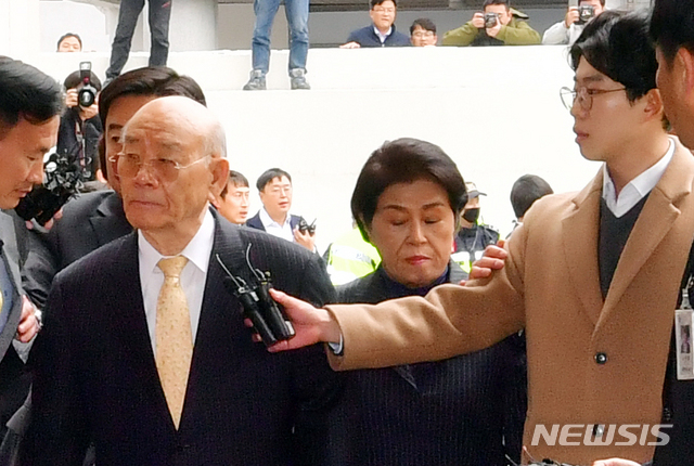 【광주=뉴시스】류형근 기자 = 고(故) 조비오 신부 사자명예훼손 혐의를 받고 있는 전두환씨의 재판이 11일 오후 광주 동구 광주지방법원에서 열리는 가운데 전 씨가 재판을 받기 위해 법정에 들어서기 앞서 취재진들의 질문을 받고 있다. 전 씨는 "왜이래"라며 화를 낸 뒤 법정으로 들어갔다. 2019.03.11.  hgryu77@newsis.com