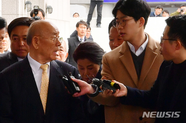 【광주=뉴시스】류형근 기자 = 고(故) 조비오 신부 사자명예훼손 혐의를 받고 있는 전두환씨의 재판이 11일 오후 광주 동구 광주지방법원에서 열리는 가운데 전 씨가 재판을 받기 위해 법정에 들어서기 앞서 취재진들의 질문을 받고 있다. 전 씨는 "왜이래"라며 화를 낸 뒤 법정으로 들어갔다. 2019.03.11. hgryu77@newsis.com