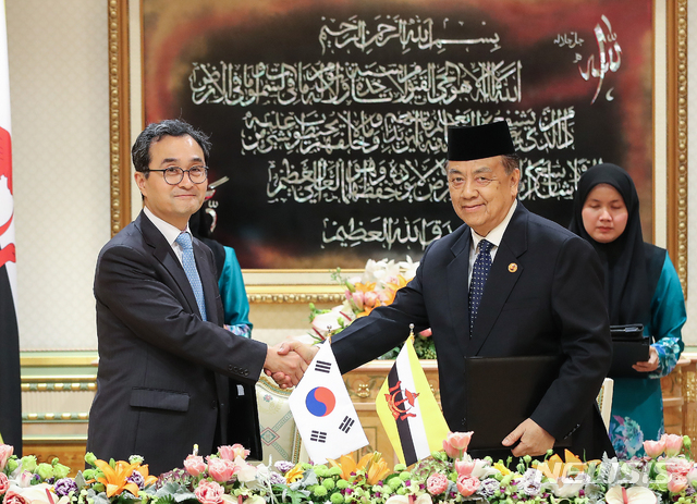 【반다르스리브가완(브루나이)=뉴시스】전신 기자 = 박원주 특허청장과 맛 수니 브루나이 에너지인력산업부 장관이 11일 오전 브루나이 왕궁에서 열린 MOU 서명식에서 문재인 대통령과 하사날 볼키아 브루나이 국왕이 지켜보는 가운데 한·브루나이 특허협력조약 하 국제조사기관 지정 MOU를 체결하고 있다. 2019.03.11. photo1006@newsis.com