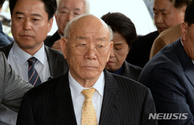 【광주=뉴시스】류형근 기자 = 고(故) 조비오 신부 사자명예훼손 혐의를 받고 있는 전두환씨의 재판이 11일 오후 광주 동구 광주지방법원에서 예정된 가운데 전 씨가 법정에 들어서고 있다. 2019.03.11.  hgryu77@newsis.com