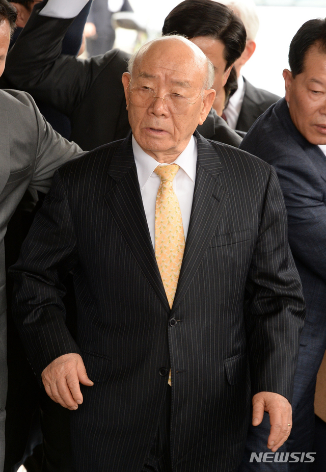 【광주=뉴시스】류형근 기자 = 고(故) 조비오 신부 사자명예훼손 혐의를 받고 있는 전두환씨의 재판이 11일 오후 광주 동구 광주지방법원에서 예정된 가운데 전 씨가 법정에 들어서고 있다. 2019.03.11.&nbsp; hgryu77@newsis.com