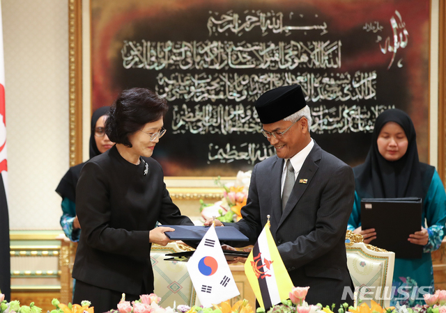 【반다르스리브가완(브루나이)=뉴시스】전신 기자 = 윤현봉 주 브루나이대사와 맛 사테조 브루나이 에너지인력산업부 차관이 11일 오전 브루나이 왕궁에서 열린 MOU 서명식에서 문재인 대통령과 하사날 볼키아 브루나이 국왕이 지켜보는 가운데 한·브루나이 과학기술협력 MOU 서명한 뒤 교환하고 있다. 윤 대사는 과학기술정보통신부 장관을 대신해 서명했다. 2019.03.11. photo1006@newsis.com