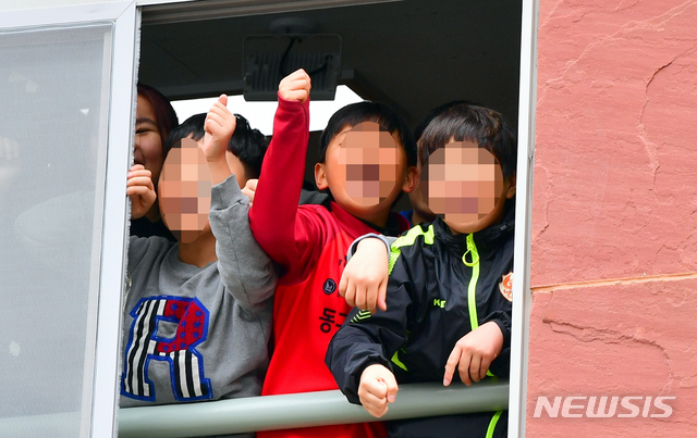 【광주=뉴시스】류형근 기자 = 고(故) 조비오 신부 사자명예훼손 혐의를 받고 있는 전두환씨의 재판이 11일 오후 광주 동구 광주지방법원에서 예정된 가운데 인근의 초등학교 학생들이 '사과'를 촉구하고 있다. 2019.03.11. hgryu77@newsis.com