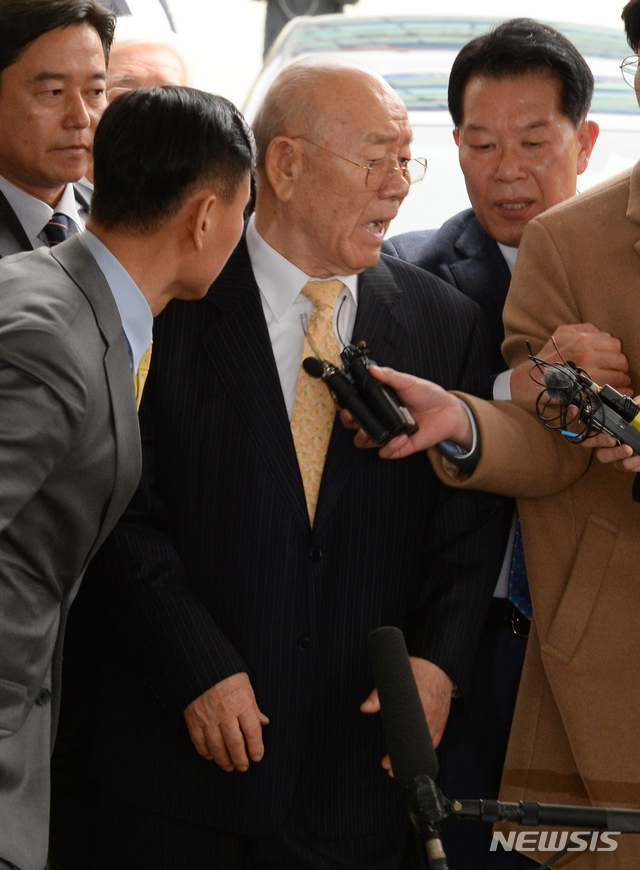 【광주=뉴시스】류형근 기자 = 고(故) 조비오 신부 사자명예훼손 혐의를 받고 있는 전두환씨의 재판이 11일 오후 광주 동구 광주지방법원에서 예정된 가운데 전 씨가 법정에 들어서고 있다. 2019.03.11.&nbsp; hgryu77@newsis.com