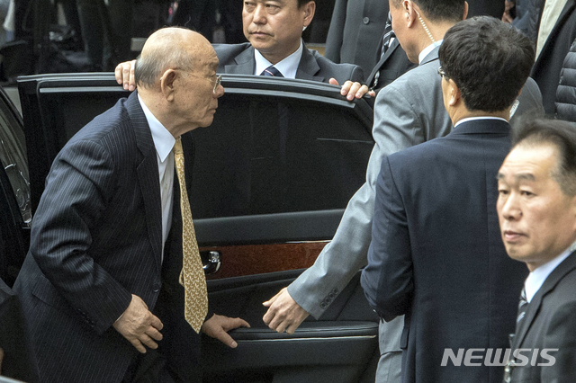 【광주=뉴시스】류형근 기자 = 고(故) 조비오 신부 사자명예훼손 혐의를 받고 있는 전두환씨의 재판이 11일 오후 광주 동구 광주지방법원에서 예정된 가운데 전 씨가 차량에서 하차하고 있다. 2019.03.11. hgryu77@newsis.com