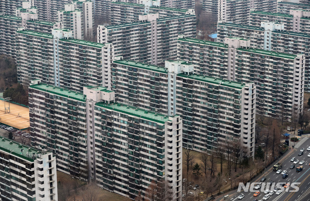 【서울=뉴시스】이영환 기자 = 서울 재건축 아파트 값이 18주 연속 하락했다. 2012년 이후 최장기간 기록이다. 사진은 11일 오후 서울 송파구 잠실주공5단지의 모습. 2019.03.11.&nbsp;&nbsp; 20hwan@newsis.com