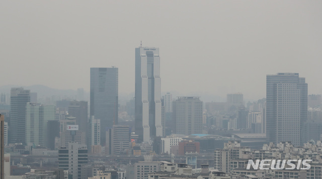 【서울=뉴시스】이영환 기자 = 서울과 수도권 미세먼지 농도가 나쁨으로 예보된 11일 오후 서울 송파구 롯데월드타워 스카이31에서 바라본 트레이드타워 일대가 흐릿하다. 2019.03.11.    20hwan@newsis.com