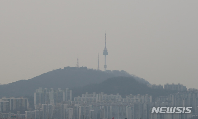 【서울=뉴시스】이영환 기자 = 서울과 수도권 미세먼지 농도가 나쁨으로 예보된 지난 11일 오후 서울 강남구 영동대교 북단에서 바라본 N서울타워 일대가 흐릿하다. 2019.03.11.    20hwan@newsis.com