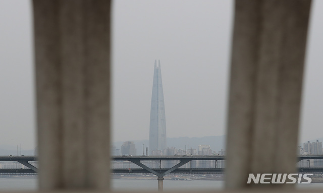 【서울=뉴시스】이영환 기자 = 서울과 수도권 미세먼지 농도가 나쁨으로 예보된 11일 오후 서울 강남구 영동대교 북단에서 바라본 롯데월드타워 일대가 흐릿하다. 2019.03.11.    20hwan@newsis.com