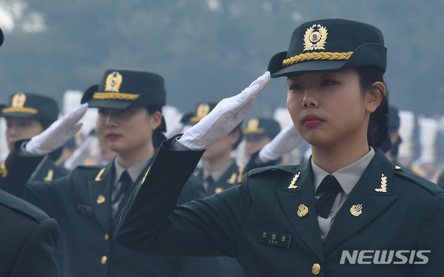 【대전=뉴시스】 함형서 기자 = 국군간호사관학교 제 59기 사관생도 졸업 및 임관식이 11일 오후 대전 유성구 국군간호사관학교 연병장에서 열려 신임장교들이 경례를 하고 있다. 2019.03.11.foodwork23@newsis.com