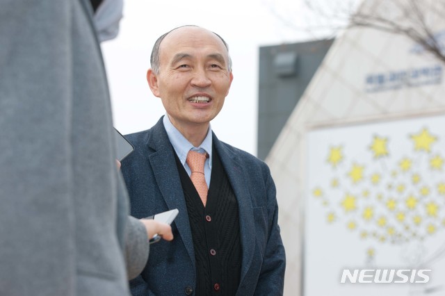 【서울=뉴시스】조동호 과학기술정보통신부 장관 후보자가 11일 경기도 국립과천과학관에 마련된 청문회 준비사무실에 첫 출근을 하며 취재진의 질문에 답하고 있다. 2019.03.11. (사진=과학기술정보통신부 제공)&nbsp; photo@newsis.com