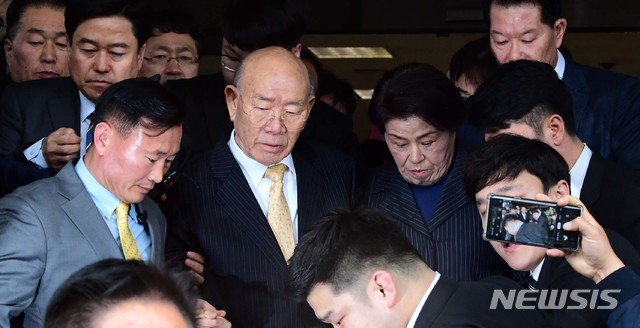 【광주=뉴시스】류형근 기자 = 고(故) 조비오 신부 사자명예훼손 혐의를 받고 있는 전두환 전 대통령이 11일 오후 광주지방법원에서 열린 재판을 마친 뒤 귀가하고 있다. 2019.03.11.  photo@newsis.com 