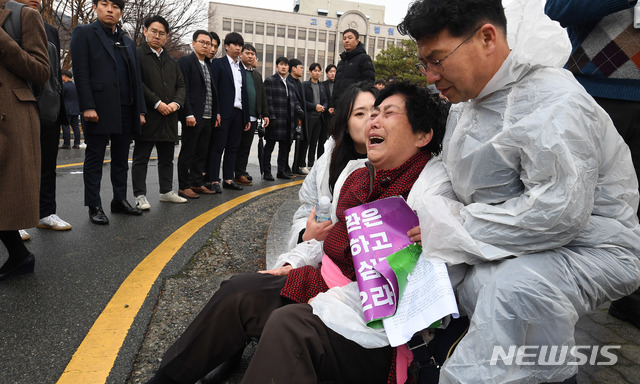 【광주=뉴시스】류형근 기자 = 전두환 전 대통령의 사자명예훼손 혐의와 관련한 형사재판이 열린 11일 오후 광주지방법원에서 한 시민이 전 씨가 재판을 마치고 떠나자 울부짖고 있다. 2019.03.11. photo@newsis.com