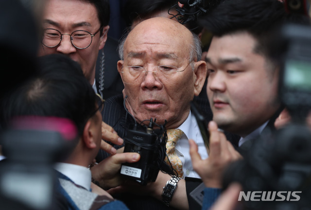 【광주=뉴시스】류형근 기자 = 고(故) 조비오 신부 사자명예훼손 혐의를 받고 있는 전두환 전 대통령이 11일 오후 광주지방법원에서 열린 재판을 마친 뒤 법원을 나서고 있다. 2019.03.11.&nbsp;&nbsp; photo@newsis.com