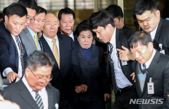 【광주=뉴시스】 류형근 기자 = 전두환 전 대통령이 11일 광주지법에서 재판을 마치고 부인 이순자씨와 손을 꼭 잡은채 법원을 빠져 나가고 있다. 2019.03.11. photo@newsis.com