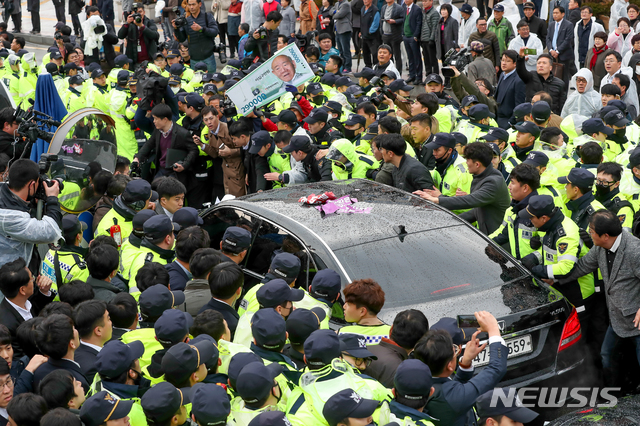 【광주=뉴시스】 류형근 기자 = 5·18 피해자들이 11일 광주지법에서 재판을 마치고 법원을 나서는 전두환 전 대통령이 탄 승용차 앞을 가로막고 항의하고 있다. 2019.03.11. photo@newsis.com