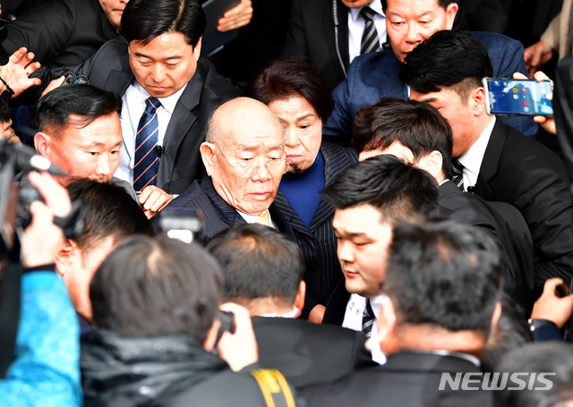 【광주=뉴시스】류형근 기자 = 고(故) 조비오 신부 사자명예훼손 혐의를 받고 있는 전두환씨가 11일 오후 광주 동구 광주지방법원에서 열린 재판에 출석한 뒤 법원을 빠져나가고 있다. 2019.03.11. hgryu77@newsis.com