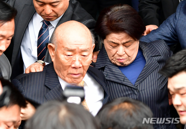 【광주=뉴시스】류형근 기자 = 고(故) 조비오 신부 사자명예훼손 혐의를 받고 있는 전두환씨가 11일 오후 광주 동구 광주지방법원에서 열린 재판에 출석한 뒤 법원을 빠져나가고 있다. 2019.03.11. hgryu77@newsis.com