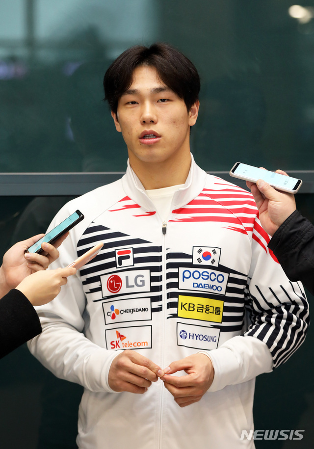 【인천공항=뉴시스】이윤청 수습기자 = 스켈레톤 국가대표 윤성빈이 11일 오후 인천국제공항 제1터미널을 통해 귀국해 취재진의 질문에 답하고 있다. 2019.03.11. radiohead@newsis.com