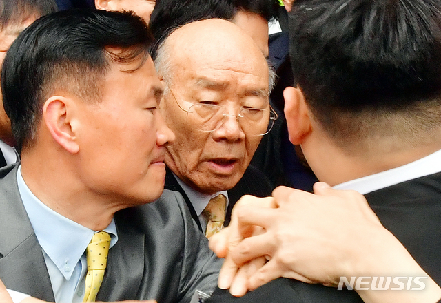 【광주=뉴시스】류형근 기자 = 고(故) 조비오 신부 사자명예훼손 혐의 재판을 받고 나온 전두환씨가 대기하고 있는 경호차량에 탑승하고 있다. 2019.03.11.&nbsp; hgryu77@newsis.com