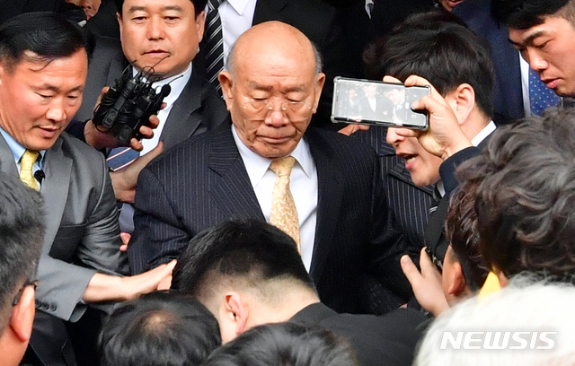 【광주=뉴시스】류형근 기자 = 고(故) 조비오 신부 사자명예훼손 혐의 재판을 받고 나온 전두환씨가 대기하고 있는 경호차량에 탑승하고 있다. 2019.03.11.&nbsp; hgryu77@newsis.com