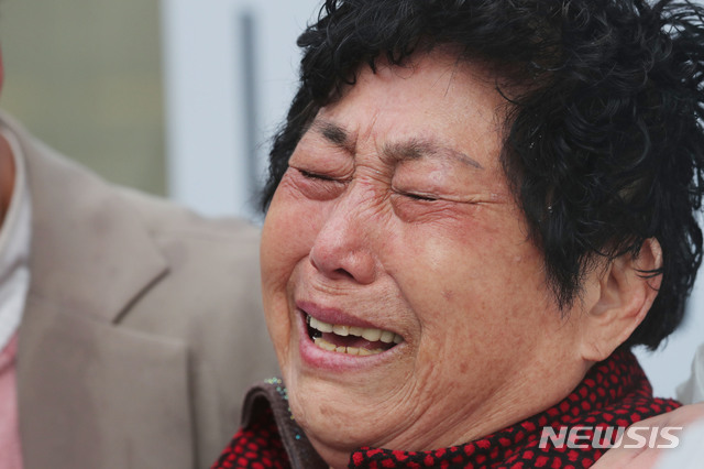 【광주=뉴시스】류형근 기자 = 11일 오후 전두환 전 대통령이 5·18 민주화운동 관련 형사재판 출석을 마치고 별다른 사과 없이 광주지방법원을 빠져나가자 5·18 유가족이 주저앉아 울고 있다. 2019.03.11. photo@newsis.com