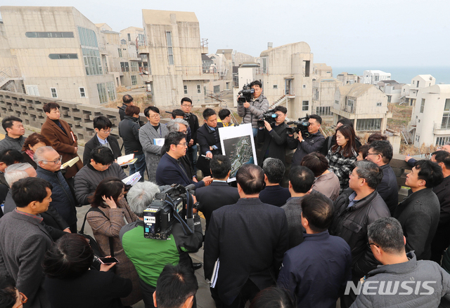 【서귀포=뉴시스】우장호 기자 = 제주도의회 행정사무조사특별위원회 소속 의원들이 11일 오후 제주 서귀포시 예래동 예래휴양형주거단지 앞에서 관계부처 공무원의 설명을 듣고 있다. 2019.03.11. woo1223@newsis.com