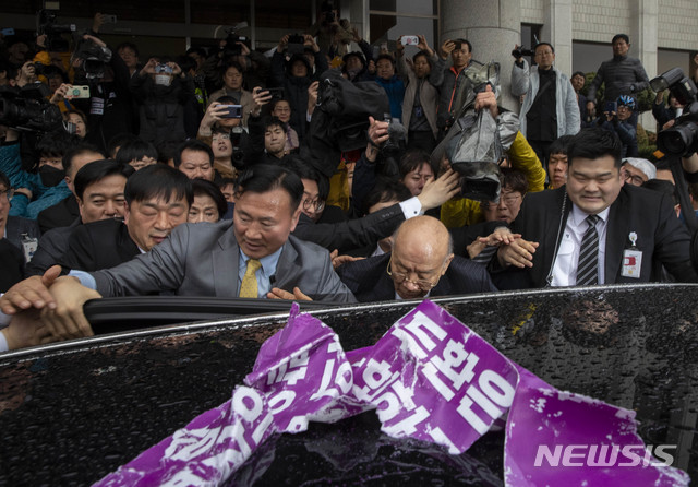 【광주=뉴시스】 류형근 기자 = 전두환 전 대통령과 이순자씨가 11일 오후 광주지방법원에서 사자명예훼손 혐의로 재판을 마치고 차량으로 이동하고 있다. 2019.03.11. photo@newsis.com