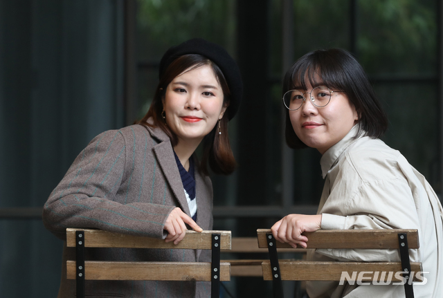 【서울=뉴시스】조수정 기자 = 뮤지컬 '호프' 강남(오른쪽) 작가와 김효은 작곡가가 11일 오후 서울 동숭동 카페 다비앙코에서 뉴시스와 인터뷰에 앞서 포즈를 취하고 있다. chocrystal@newsis.com