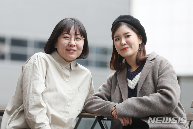 【서울=뉴시스】조수정 기자 = 뮤지컬 '호프' 강남(왼쪽) 작가와 김효은 작곡가가 11일 오후 서울 동숭동 카페 다비앙코에서 뉴시스와 인터뷰에 앞서 포즈를 취하고 있다. chocrystal@newsis.com