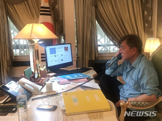  【브루나이=뉴시스】전신 기자 = 동남아 순방 중인 문재인 대통령이 11일 오후 브루나이 템부롱 교량 건설현장 방문을 마친 후 브루나이 영빈관에 마련된 대통령 숙소 서재에서 노영민 비서실장에게 전화로 보고를 받고 있다. 2019.03.11. (사진=청와대 제공)&nbsp; photo@newsis.com 