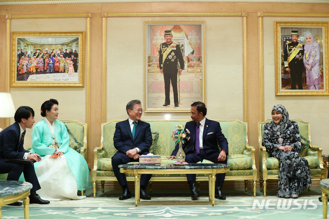 【반다르스리브가완(브루나이)=뉴시스】전신 기자 = 브루나이를 국빈 방문 중인 문재인 대통령과 부인 김정숙 여사가 11일 반다르스리브가완에 위치한 브루나이 왕궁 '이스타나 누룰 이만'에서 하사날 볼키아 브루나이 국왕과 국빈만찬 전 환담하고 있다. 2019.03.11.&nbsp; photo1006@newsis.com 
