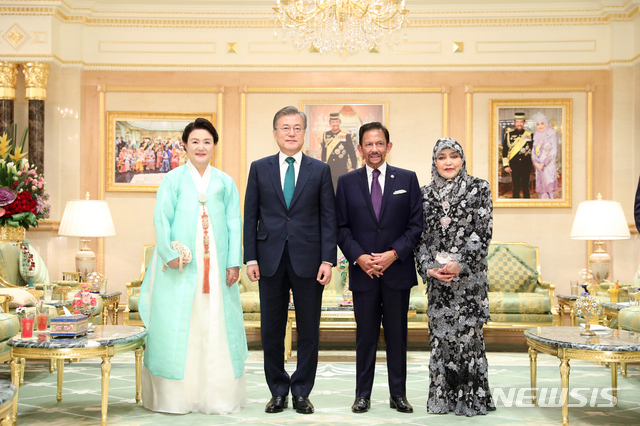 【반다르스리브가완(브루나이)=뉴시스】전신 기자 = 브루나이를 국빈 방문 중인 문재인 대통령과 부인 김정숙 여사가 11일 반다르스리브가완에 위치한 브루나이 왕궁 '이스타나 누룰 이만'에서 하사날 볼키아 브루나이 국왕과 국빈만찬 전 기념촬영하고 있다. 2019.03.11.&nbsp; photo1006@newsis.com