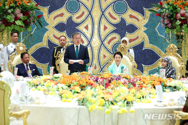 【반다르스리브가완(브루나이)=뉴시스】전신 기자 = 브루나이를 국빈 방문 중인 문재인 대통령이 11일 반다르스리브가완에 위치한 브루나이 왕궁 '이스타나 누룰 이만'에서 열린 국빈만찬에서 하사날 볼키아 브루나이 국왕의 만찬사에 답사하고 있다. 2019.03.11.&nbsp; photo1006@newsis.com