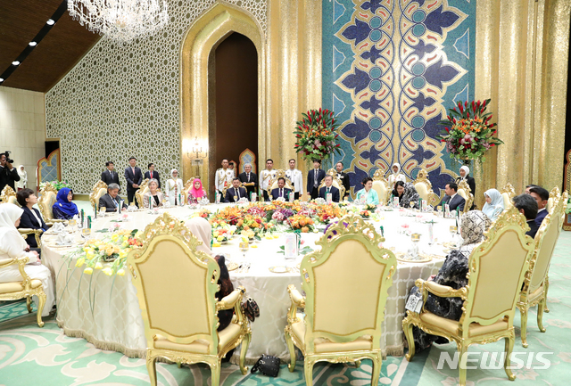 【반다르스리브가완(브루나이)=뉴시스】전신 기자 = 브루나이를 국빈 방문 중인 문재인 대통령이 부부와 하사날 볼키아 브루나이 국왕 부부가 11일 반다르스리브가완에 위치한 브루나이 왕궁 '이스타나 누룰 이만'에서 열린 국빈만찬에 참석하고 있다. 2019.03.11.&nbsp; photo1006@newsis.com