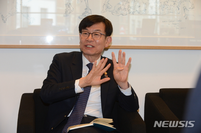 11일 벨기에 브뤼셀 한국문화원에서 기자단과 간담회 중인 김상조 공정거래위원장.(사진=공정거래위원회 제공)