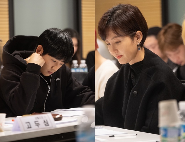 정해인(왼쪽), 염정아