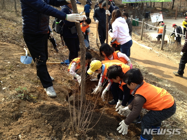 【서울=뉴시스】 금천구 식목일 나무심기 행사. 2019.03.12. (사진= 금천구 제공) 