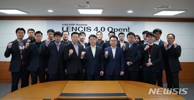 【서울=뉴시스】 롯데건설은 지난 4일 차세대 ERP 시스템인 'LENCIS 4.0' 오픈 기념 행사를 열었다. 행사엔 하석주 대표이사(중앙)와 본부장단, 시스템 개발을 추진해 온 정보화추진단 등 30여명이 참석했다. (2019.03.12)