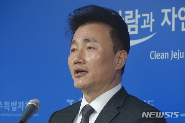 【제주=뉴시스】강정만 기자 = 전성태 제주도 행정부지사가 12일 제주도청 기자실에서 버스파업과 관련한 기자회견을 하고 있다. kjm@newsis.com