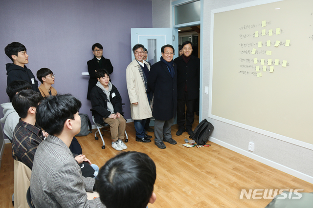 【대전=뉴시스】 한남대 이덕훈 총장이 한남디자인팩토리 수업을 참관하고 있다.(사진=한남대 제공)